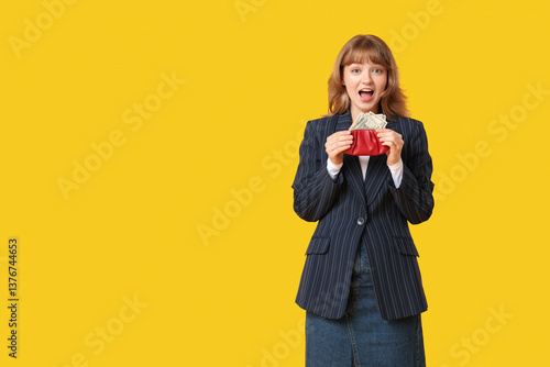 Surprised young woman holdi...