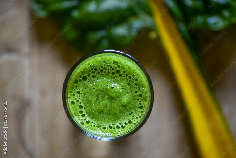 Grüner Mangold Smoothie, frische Bio Gartenernte, nahe Wien, Ö