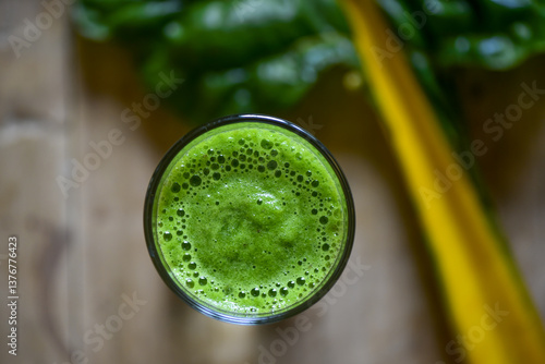 Obraz na płótnie Grüner Mangold Smoothie, frische Bio Gartenernte, nahe Wien, Ö w salonie