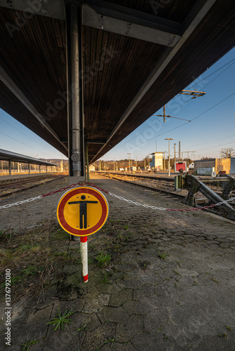 Obraz na płótnie No Trespassing Sign on a German Train Station w salonie
