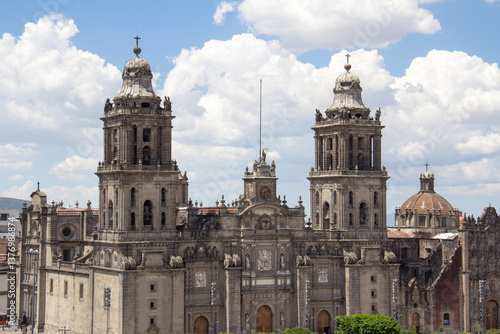 Obraz na płótnie View of the Zocalo and the Metropolitan Cathedral of the Assumption of Mary in Mexico City w salonie