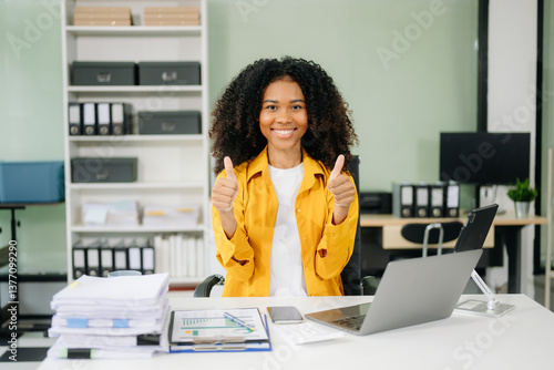 Schilderij op canvas Young businesswoman working with working notepad, tablet and laptop documents ta