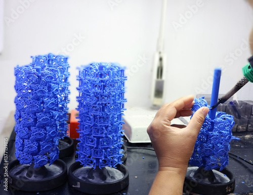 Schilderij op canvas blue wax model setup, handcrafted jewelry mold design, Jewelry wax tree preparat