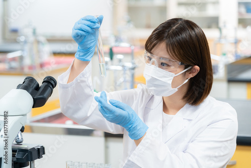 Obraz na plátne 研究をする科学者　撮影協力　学校法人電波学園 東京電子専門学校