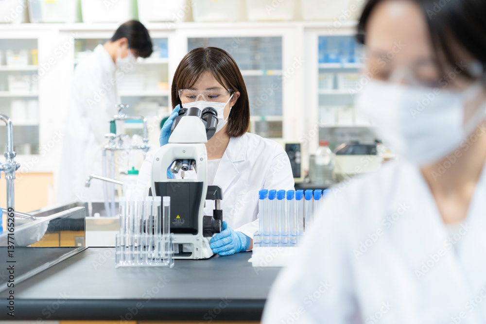 研究をする科学者 撮影協力 学校法人電波学園 東京電子専門学校 研究をする科学者 撮影協力 学校法人電波学園 東京電子専門学校