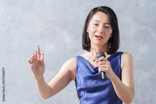 マイクを持って歌う女性歌手 photo