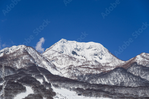 快晴の雪景色の妙高山地獄谷の噴煙が上がる