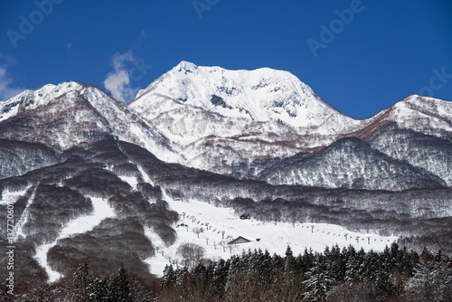 快晴の雪景色の妙高高原 妙高山山ろくにゲレンデが広がる