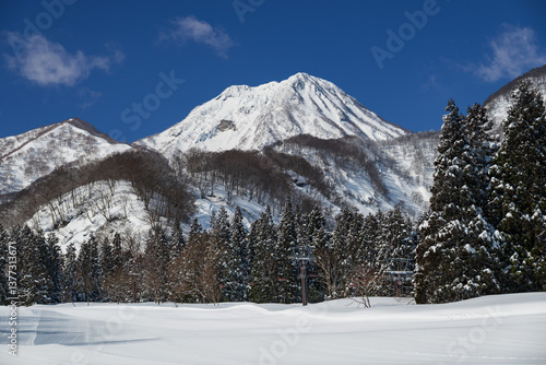 雄大な妙高山に抱かれた快晴のゲレンデの朝