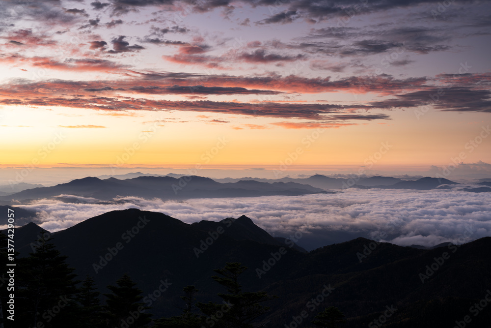 山梨県山梨市 国師ヶ岳から望む朝焼け 山梨県山梨市 国師ヶ岳から望む朝焼け