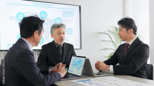 Wallpaper Mural 会議室でミーティングするミドルエイジ男性ビジネスパーソンのグループ Torontodigital.ca