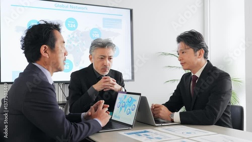 Wallpaper Mural オフィスで会議するミドルエイジ男性ビジネスパーソンのグループ Torontodigital.ca