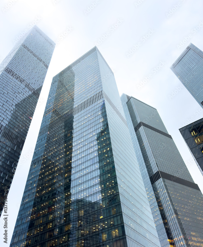 Obraz premium A city skyline with tall buildings, including a large glass tower