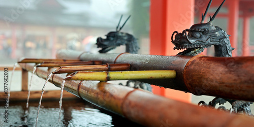 Photos tezumisha,hand-watering basin at the entrance of shinto shrine, in Japan