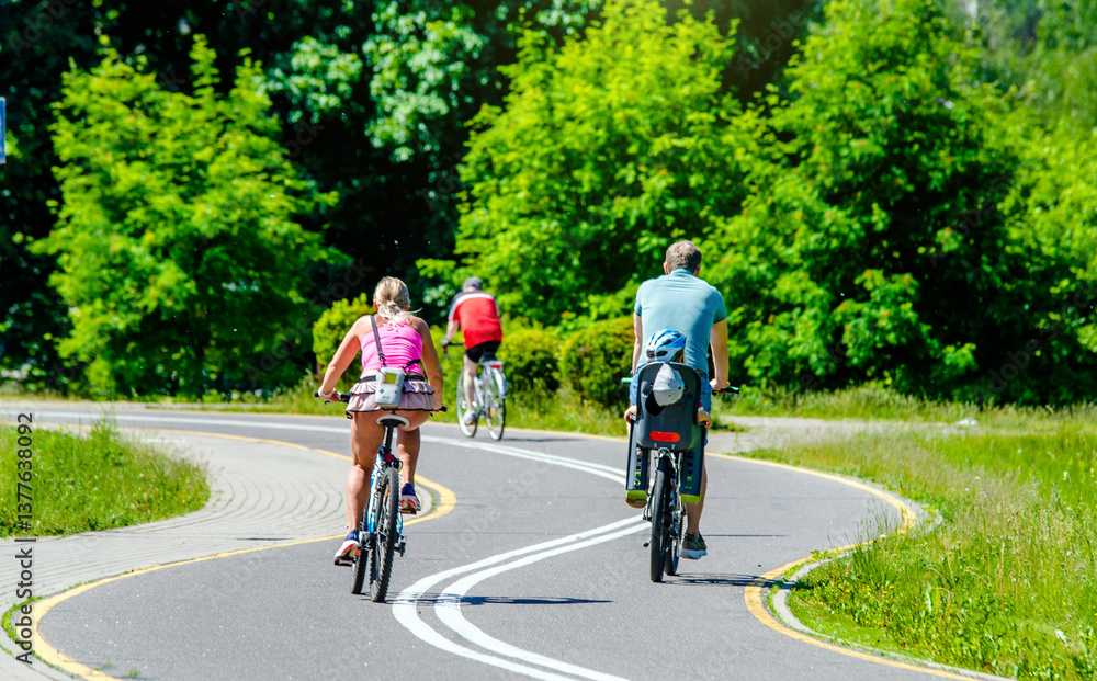 Obraz premium Cyclists ride on the bike path in the city Park 