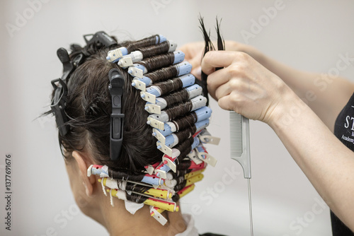 Obraz na plátně Hairdresser winding perm rods