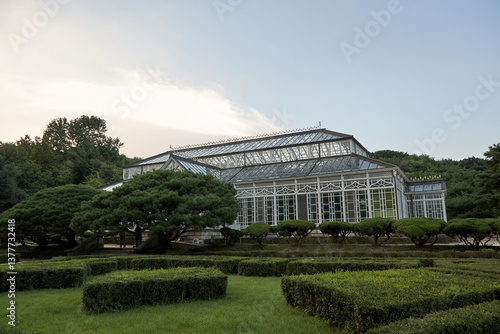 Wallpaper Mural Changdeokgung Palace and Secret Garden (Huwon), UNESCO Heritage Site, Seoul, Korea, Geunjeongjeon Hall in Gyeongbokgung Palace,  South Korea, 한국 서울 경복궁 근정전 정면 사진 서울 창덕궁 인정전과 후원 (비원) 유네스코 세계문화유산 Torontodigital.ca