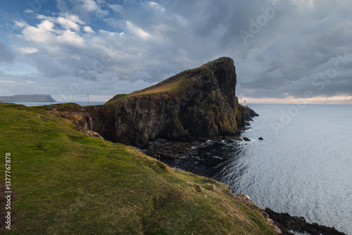 Obraz na płótnie The Isle of Skye’s autumn landscapes blend golden moors, misty peaks, and rugged coastlines. A land of dramatic beauty, where nature’s wild spirit thrives. w salonie