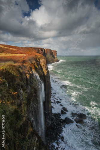 Obraz na płótnie The Isle of Skye’s autumn landscapes blend golden moors, misty peaks, and rugged coastlines. A land of dramatic beauty, where nature’s wild spirit thrives. w salonie