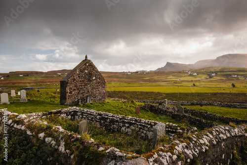 Obraz na płótnie The Isle of Skye’s autumn landscapes blend golden moors, misty peaks, and rugged coastlines. A land of dramatic beauty, where nature’s wild spirit thrives. w salonie