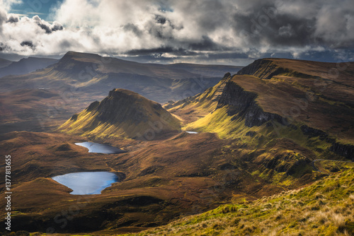 Foto Autumn light bathes the Quiraing on Skye, casting long shadows over its dramatic cliffs and rolling hills