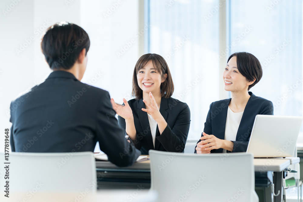 会議をする男女のビジネスマン 撮影協力 学校法人電波学園 東京電子専門学校 会議をする男女のビジネスマン 撮影協力 学校法人電波学園 東京電子専門学校