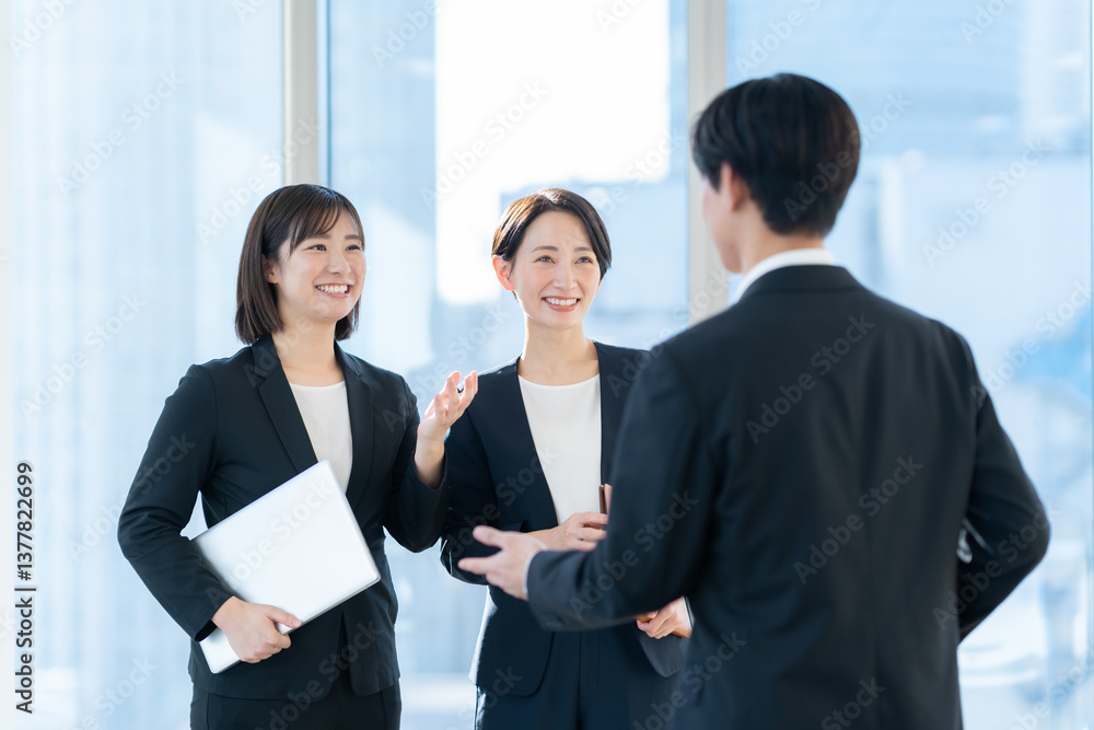会議をする男女のビジネスマン 撮影協力 学校法人電波学園 東京電子専門学校 会議をする男女のビジネスマン 撮影協力 学校法人電波学園 東京電子専門学校