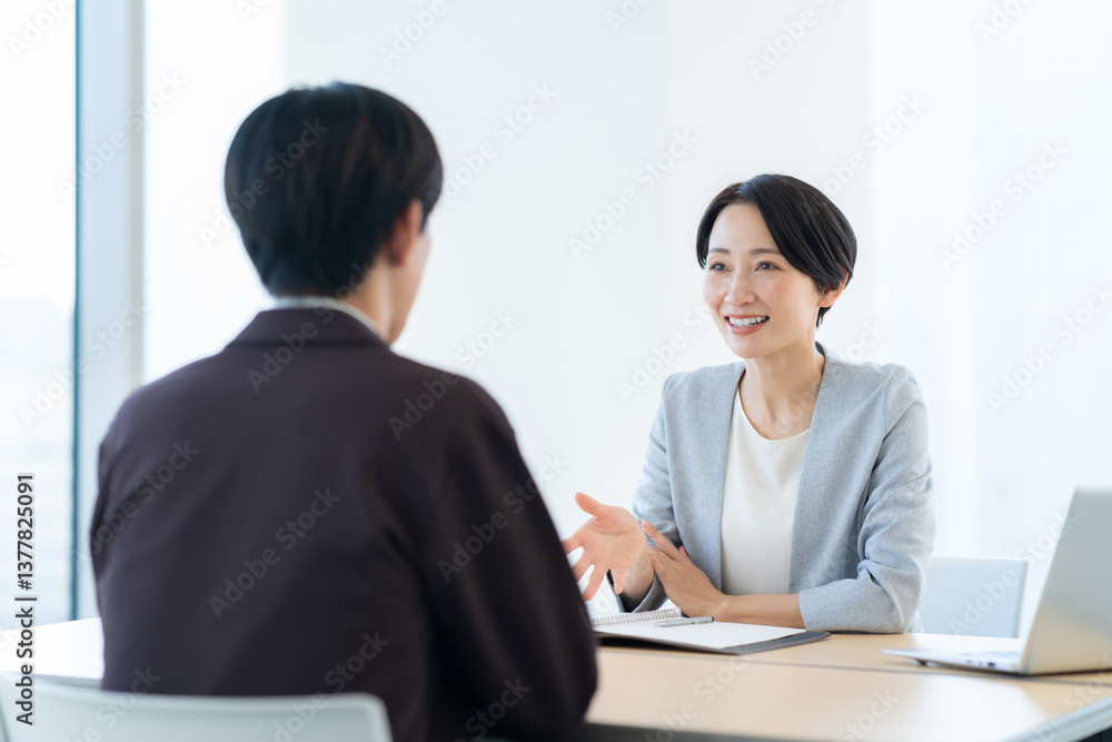 会議をする男女のビジネスマン 撮影協力 学校法人電波学園 東京電子専門学校 会議をする男女のビジネスマン 撮影協力 学校法人電波学園 東京電子専門学校