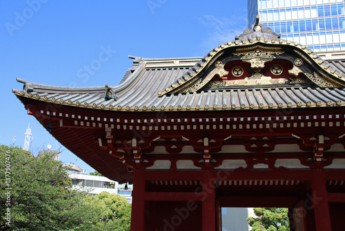 Obraz na płótnie gate in a buddhist temple (zojo-ji) in tokyo in japan w salonie