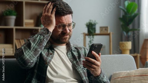 Foto Caucasian man male guy supporter gamer playing video game smartphone at home wor