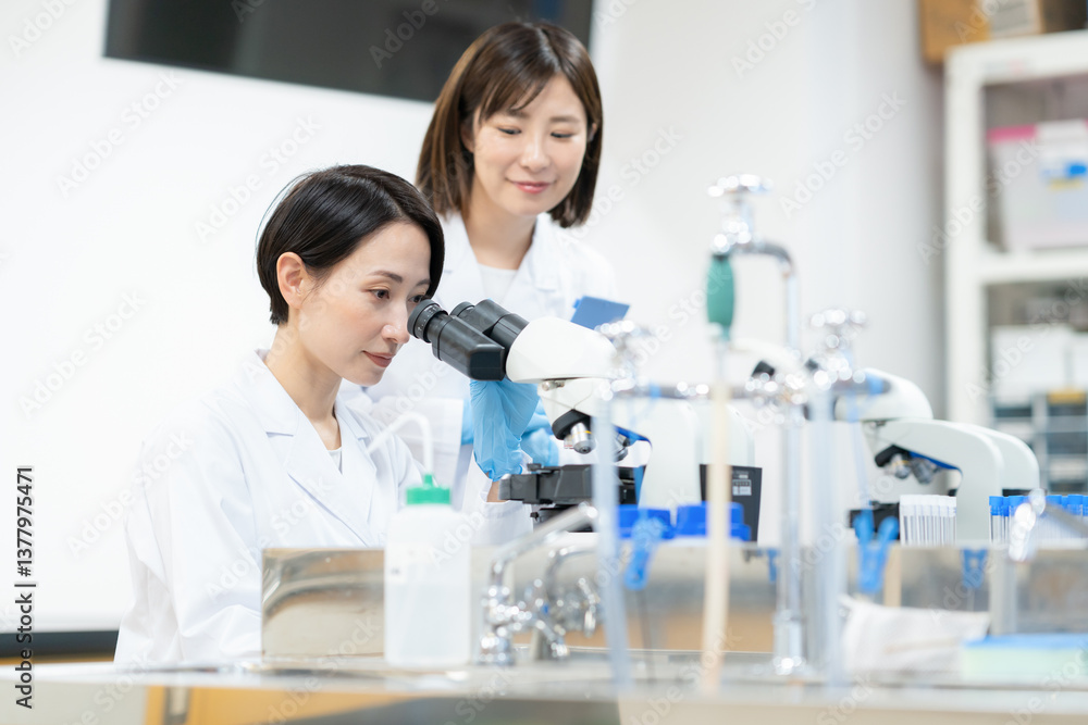 研究室で実験をする女性研究者 撮影協力 学校法人電波学園 東京電子専門学校 研究室で実験をする女性研究者 撮影協力 学校法人電波学園 東京電子専門学校