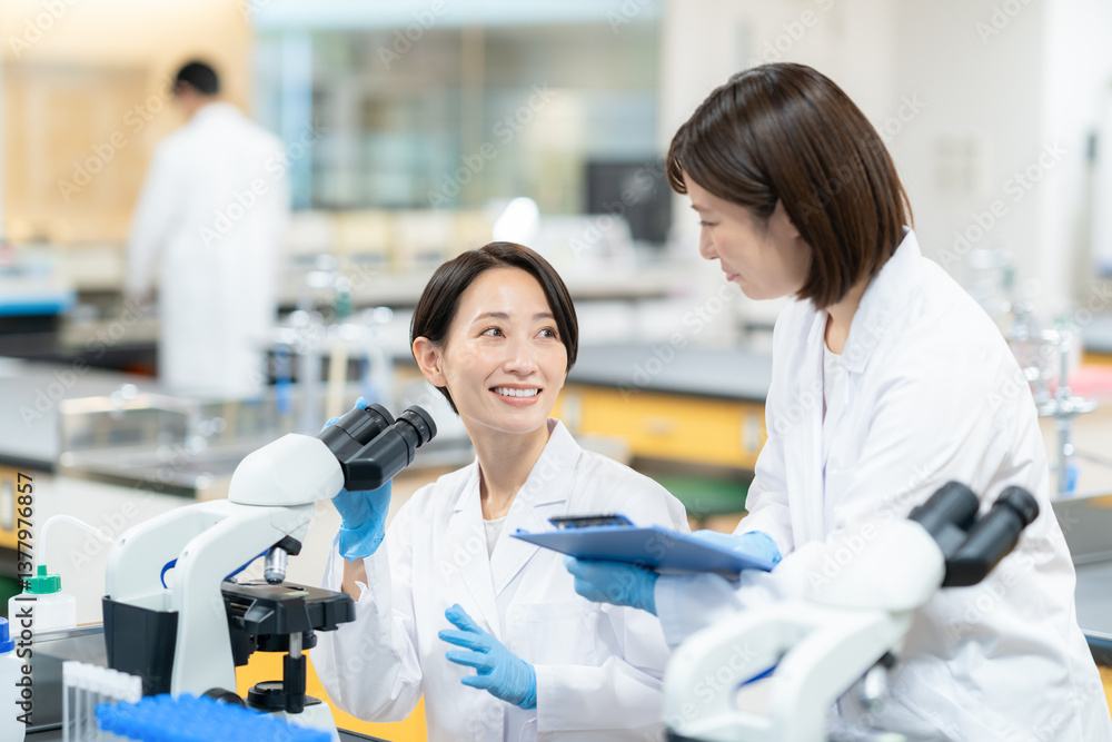 Fototapeta premium 研究室で実験をする女性研究者 撮影協力 学校法人電波学園 東京電子専門学校
