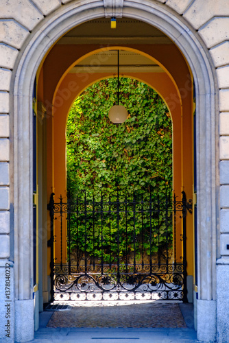 Obraz na płótnie Entyway of historic residential palace in Piazza Castello, Milan, Italy w salonie