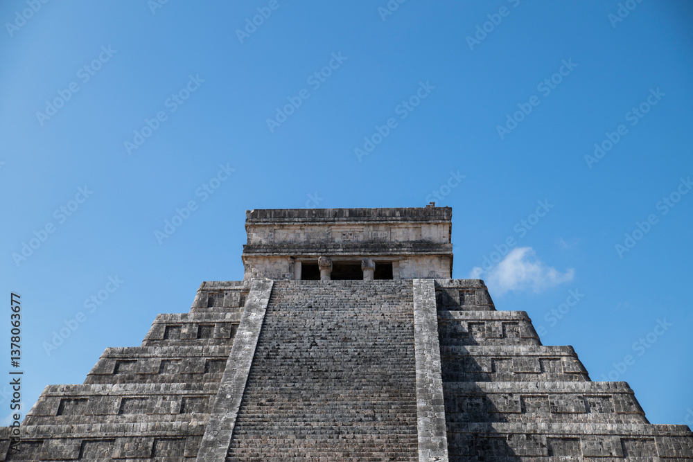 Chichen Itza, Mayas, Rivera maya, pirámide impresionante, juego de pelota, estadio y sacrificios. Columnas de guerreros del templo. Chichen Itza, Mayas, Rivera maya, pirámide impresionante, juego de pelota, estadio y sacrificios. Columnas de guerreros del templo.