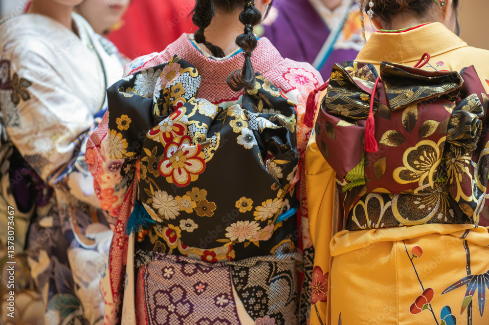 Naklejka premium 着物を着た女性の後ろ姿