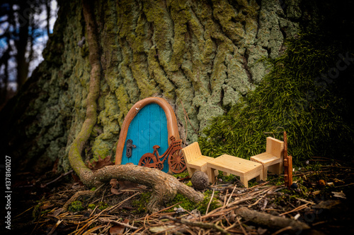 Obraz na płótnie Feentür in einem Baum mit Sitzgruppe davor w salonie