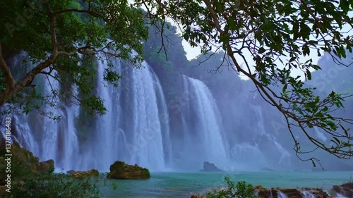 Amazing Ban Gioc Waterfall (Ban Gioc Waterfall) or in China it is called Detian Falls, which is the 4th largest waterfall in the world. Its location is on the border between Vietnam and China