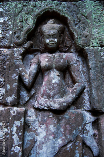 фотографія Sculpture carving figure apsaras or apsara angel deity female spirit of clouds w