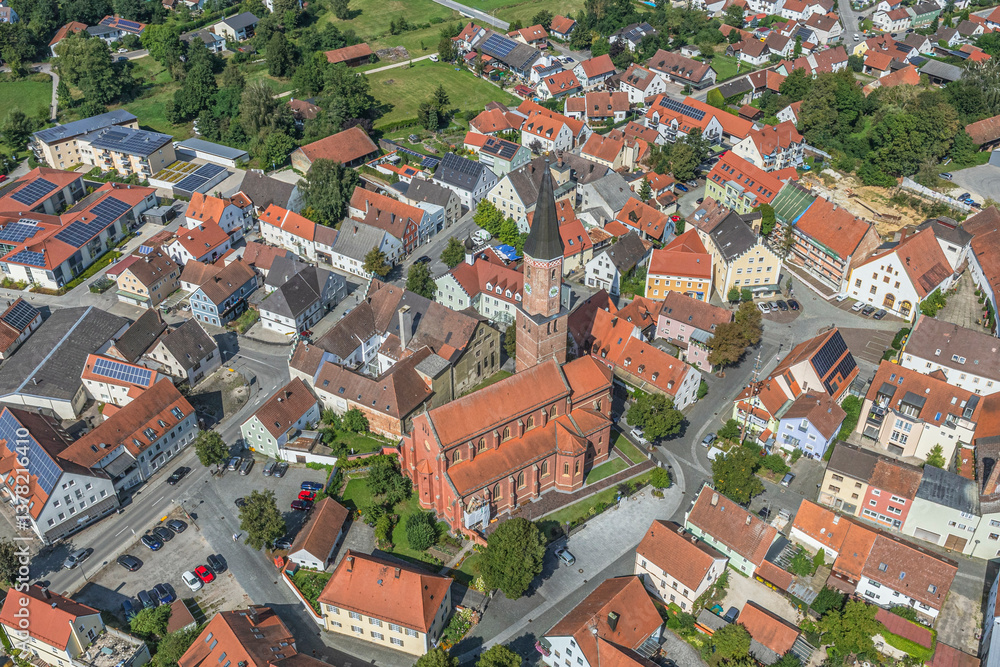 Die Marktgemeinde Pfeffenhausen im niederbayerischen Kreis Landshut im Luftbild