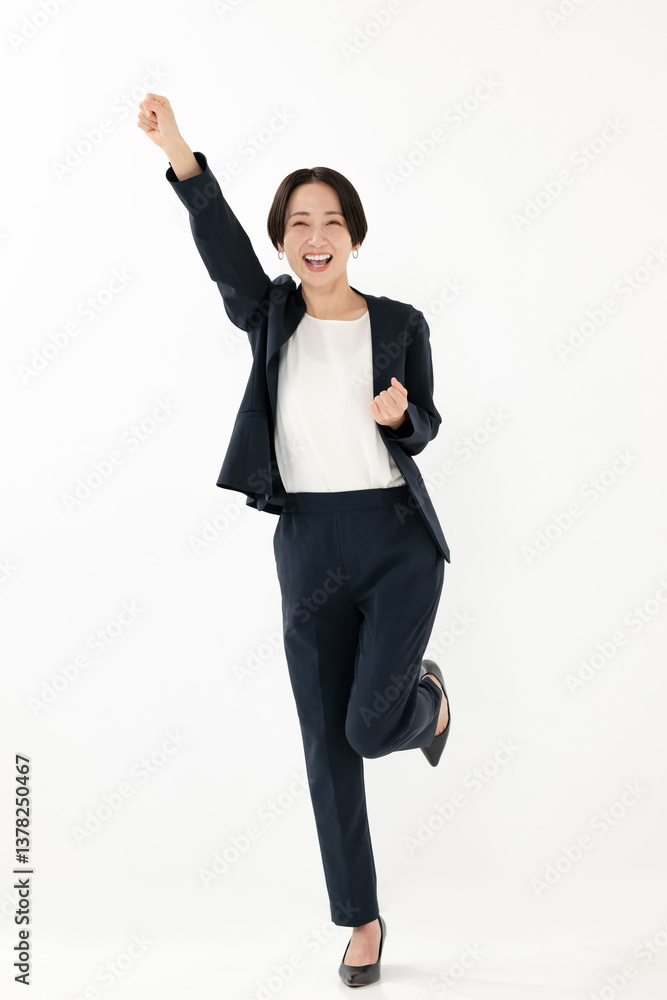 ガッツポーズをするビジネスウーマン ガッツポーズをするビジネスウーマン