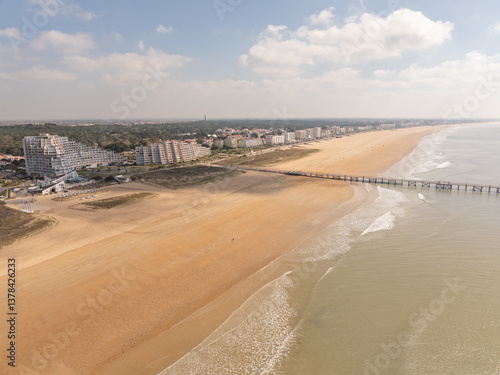 Quadro em tela plage, urbanisation et littoral marin en vue aerienne, paysage de la côte Atlant