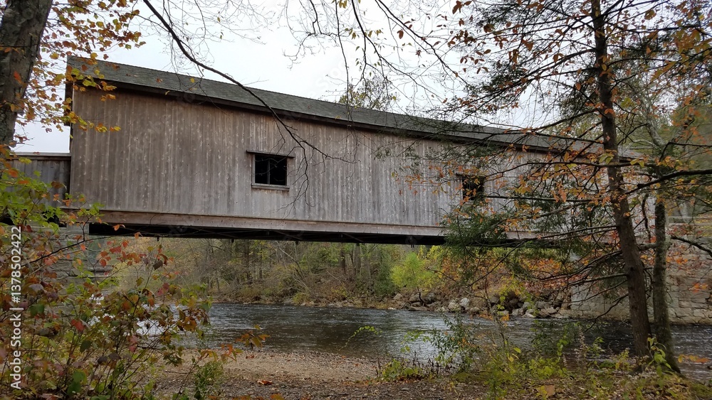 Obraz premium Comstock Covered Bridge across the Salmon River, East Hampton, Connecticut 