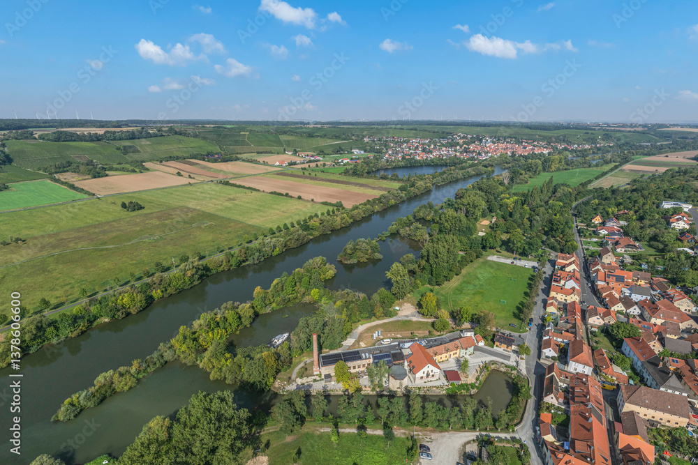 Ausblick ins romantische Maintal rund um die Stadt Marktsteft bei Kitzingen im Spätsommer