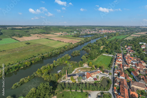 Obraz na płótnie Ausblick ins romantische Maintal rund um die Stadt Marktsteft bei Kitzingen im Spätsommer w salonie