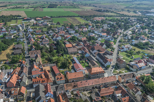 Obraz na płótnie Die kleine Stadt Marktsteft im unterfränkischen Main-Dreieck aus der Vogelperspektive w salonie