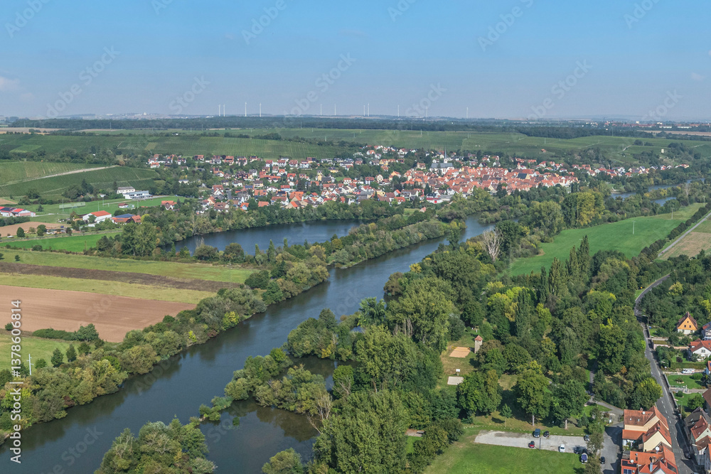 Ausblick ins romantische Maintal rund um die Stadt Marktsteft bei Kitzingen im Spätsommer