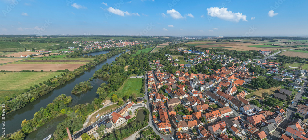 Ausblick ins romantische Maintal rund um die Stadt Marktsteft bei Kitzingen im Spätsommer