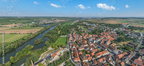 Obraz na płótnie Ausblick ins romantische Maintal rund um die Stadt Marktsteft bei Kitzingen im Spätsommer w salonie