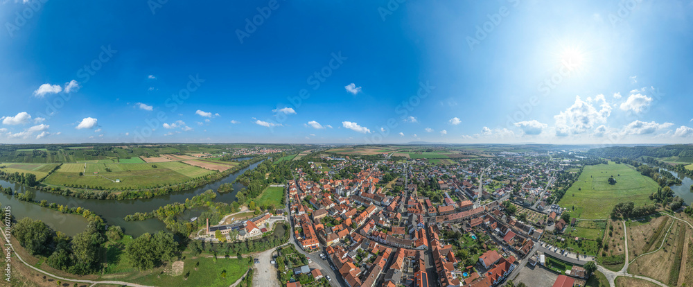 Die kleine Stadt Marktsteft im unterfränkischen Main-Dreieck aus der Vogelperspektive