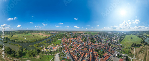 Obraz na płótnie Die kleine Stadt Marktsteft im unterfränkischen Main-Dreieck aus der Vogelperspektive w salonie